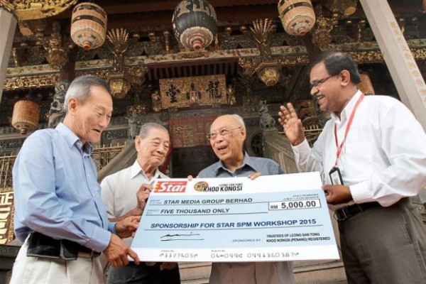 Aiding students: (From left) Boo Yeang, Boo Hong and Keat Siew presenting the sponsorship for the workshop to Eric at Khoo Kongsi.