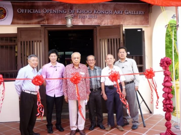 Sneak Preview of the Art Gallery. From left to right – Khoo Kay Hock, Gary Khoo, Datuk Seri Khoo Keat Siew, Khoo Kee Chooi, Khoo Kay Cheng and Khoo Khay Hock.