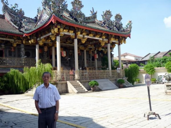 I will leave you with this beautiful photo 0f the pride of the Khoo Clan - Leong San Tong Khoo Kongsi, the Heritage Jewel of Penang. Seen in photo is Khoo Boo Hong.