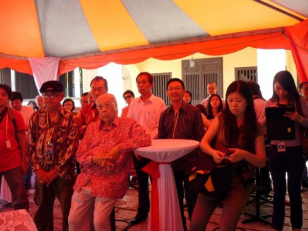 Artist Khoo Khay Tat, Khoo Boo Yeang, Datuk Seri Khoo Keat Siew, Artist Khoo Cheang Jin, Alyssa Khoo and guests listening to the speech of Y.B. Danny Law.