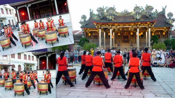Drummers starting off the evening’s entertainment with the beautifully-lit Khoo Kongsi as the backdrop.
