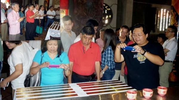 Khoo clansmen looking at the plaques. Inset photo – paying homage to “Tua Sai Yeah”.