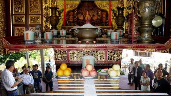 Peter Khoo giving a historical tour of Khoo Kongsi to interested participants.