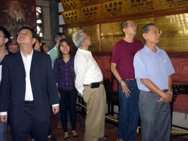 Khoo clansmen admiring the plaques in “Tua Pek Kong” Hall, also known as the Hall of Fame. They then prayed to “Tua Pek Kong”.