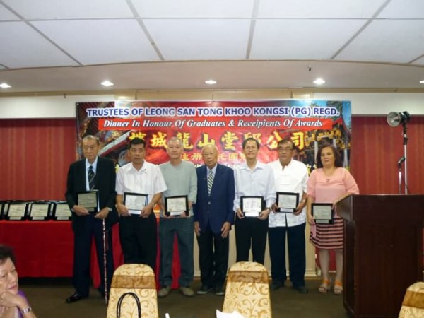 Dato’ Seri Khoo Keat Siew taking a group photograph with Recipients of Federal/State Awards.